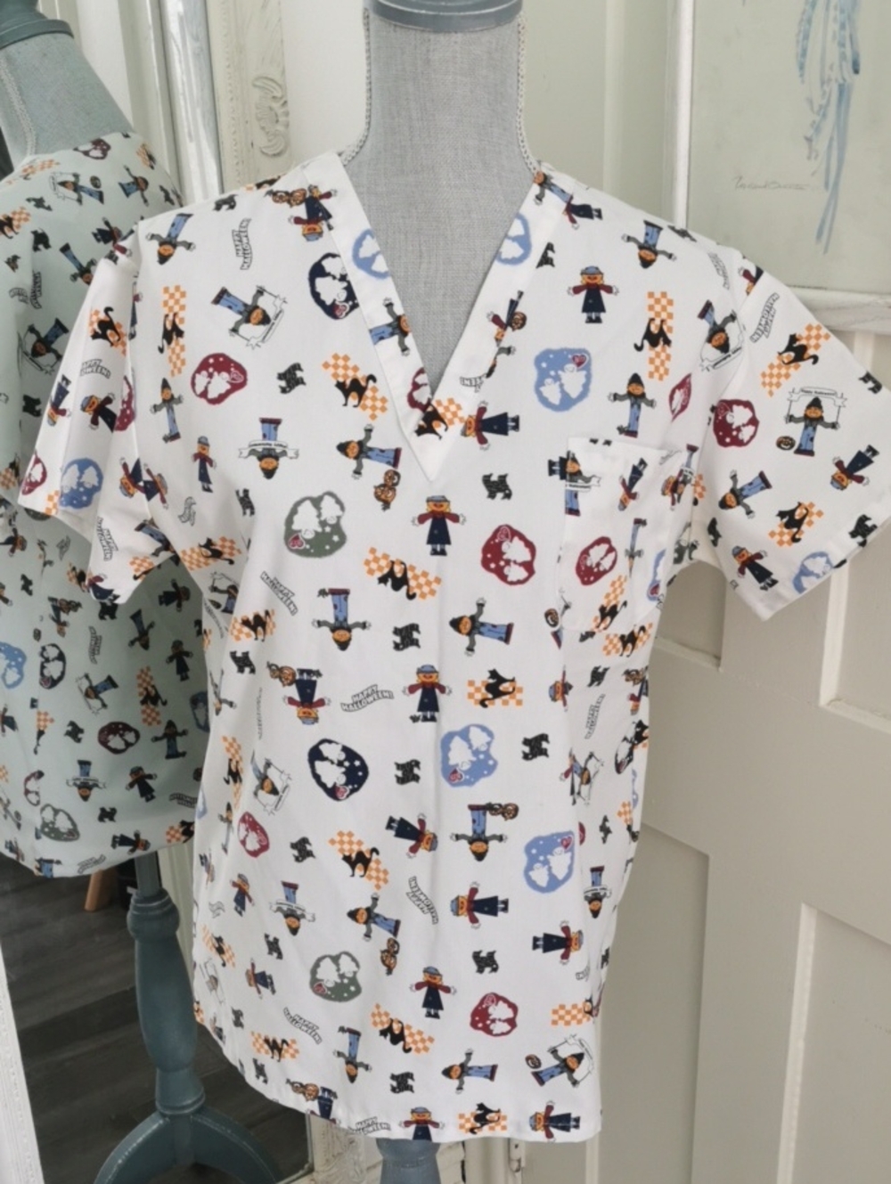 Lac-Mac Halloween V-Neck Medical Scrub  Pumpkin Top. Size XS